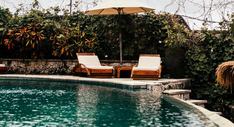 Pool mit Treppe am Hang